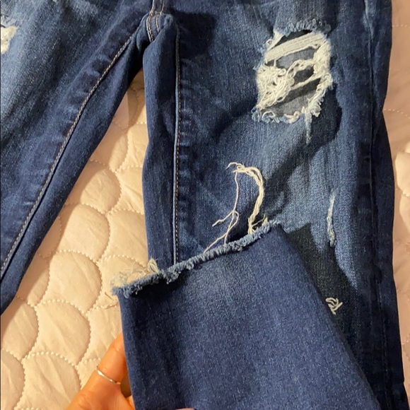 american eagle jeans that are fringed and cropped - Picture 4 of 6